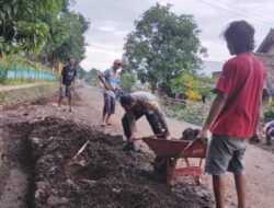 Aksi Bhabinkamtibmas Desa Ongko Bantu Warga Binaan Bersihkan Selokan