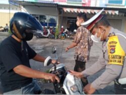 Personil Gabungan Polres Lombok Tengah Bagikan Helm SNI Dalam Operasi Keselamatan 2022*