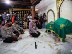 Kapolri Mewakili Keluarga Besar Institusi Polri Menyampaikan Duka Cita dan Bela Sungkawa Yang Mendalam