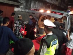 Aksi Empati Bhabinkamtibmas Cilinaya Bantu Evakuasi Seorang Gelandangan Yang Sedang Sakit