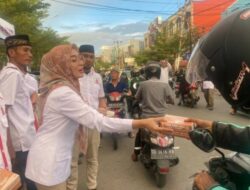 Dewan Budi Hastuti Berbagi Takjil Berbuka Puasa dengan Pengguna Jalan