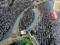 Warga Antusias Salat Idul Fitri di Pelataran Masjid 99 Kubah