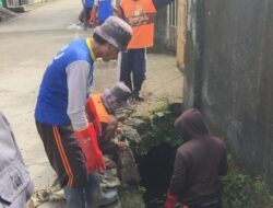 Usai Libur Lebaran, Ratusan Tim Satgas Dinas PU Makassar Bersihkan Drainase
