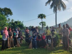 Lurah dan Bhabinkamtibmas Menala Lakukan Gotong Royong Bersama Warga Binaannya di Pemakaman Samping Pabrik Populer ini