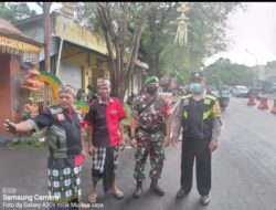 Dengan Semangat Bhabinkamtibmas Mayura Kawal Penganaman Mendak Tirta Pura Pemaksan