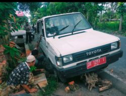 Sat Lantas Polres Loteng Bantu Evakuasi Mobil Dinas Lombok Tengah Yang Alami Laka Lantas Tunggal*