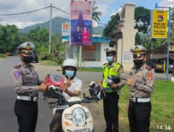 Polres Lombok Utara bagi doorprize pada pengendara yang disiplin berlalulintas