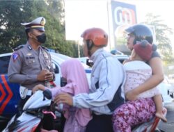 Sambut Hut Bhayangkara Ke 76, Sat Lantas Polresta Mataram Bagikan Helm Gratis