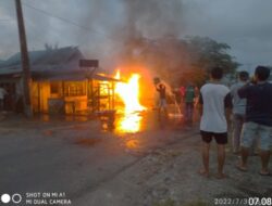 Polsek Lunyuk Bantu Memadamkan Api di Rumah Warga Yang Sedang Terbakar