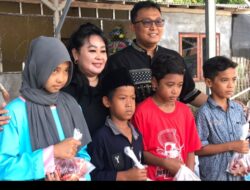 Polres Lombok Barat Berbagi Daging Kurban dengan Anak Yatim