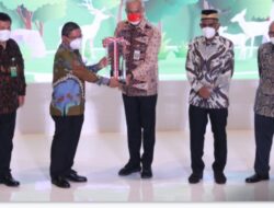 Ganjar Pranowo Terima Penghargaan Green Leadership Nirwasita Tantra