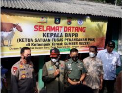 Kapolsek Jonggat Dampingi Kepala BNPB RI Laksanakan Vaksinasi Simbolis Hewan Ternak Yang Belum Terpapar Wabah PMK