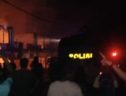 CEPAT TANGGAP, POLRES BIMA TERJUNKAN PULUHAN PERSONIL DAN WATER CANON, BANTU PADAMKAN KEBAKARAN TOKO DI DESA TENTE.