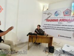 Fredrich Saat Pelatihan Share Knowledge Menjelaskan Pentingnya Pemasangan Box Redaksi dan Hindari Delik Pers !!