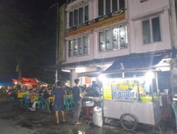 Tak Berpakaian Seragam Resmi, Jukir Depan Penjual Pisang Epe Mandiri Minta Jasa Parkir ke Pengendara