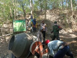 Bhabinkamtibmas Kalimantong Lakukan Gotong Royong Pengecoran Penampungan Air Pamsimas