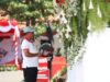 Bagikan Bendera Merah Putih di Surabaya, Mendagri Ingatkan Pentingnya Merawat Kebangsaan