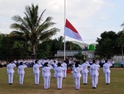 Kapolsek Maluk Kompol Sidik Prya Mursita Pimpin Upacara Penurunan Bendera HUT Ke 77