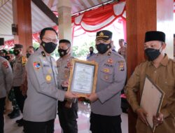 Kapolda NTB Berikan Penghargaan Kepada Personil Polisi dan Masyarakat Atas Prestasi Kerjanya