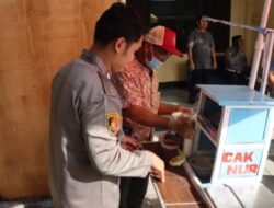 Ini Yang Dilakukan Seorang Polisi Sebagai Wujud Syukur Apresiasi Terhadap Orangtuanya