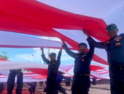 Pemkot Makassar Bentangkan Bendera Merah Putih 5.005 Meter di Losari