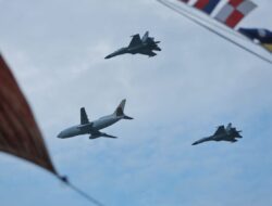 Aksi Udara di Langit Losari Berhasil Pukau Pengunjung Makassar F8