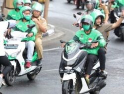 Naik Ojol Menuju Lokasi Kegiatan, Wali Kota Danny Terobos Hujan 