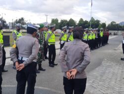 Hari Kedua Operasi Zebra Rinjani 2022, Anggota Satlantas Sumbawa Barat Lakukan Pemasangan Ini