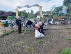 Ciptakan Lingkungan Bersih, Bhabinkamtibmas Sekongkang Atas Lakukan Gotong Royong