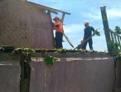 RESPON CEPAT, TIM SAR BRIMOB NTB BANTU WARGA TERDAMPAK ANGIN PUTING BELIUNG DI LOMBOK TIMUR