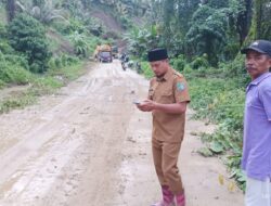 Bentuk Kepedulian ke Masyarakat, Tambak 12 dan Nitraya Desa Pangiang Terjungkan Eskavator Bersihkan Tanah Longsor