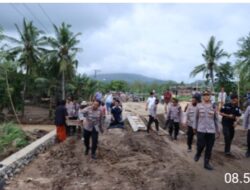 Kapolres Loteng Turun Langsung Memantau Banjir Dan Berikan Bantuan Sembako Kepada Korban