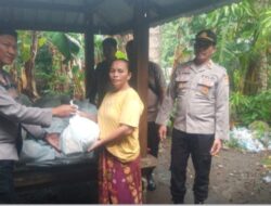 Kasat Binmas Polres Lotara Dampingi Dir Binmas Polda NTB Bagi Bansos Kepada Warga Terdampak Banjir di Malaka*
