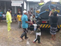 Bantuan Air Bersih Disalurkan Polres Loteng Untuk Warga Terdampak Banjir