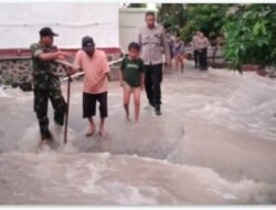 Sigap Babinsa Koramil 01/Praya Bantu Warganya Yang Terdampak Banjir