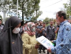 Wali Kota Danny Serahkan Santunan Jaminan Kematian ke Ahli Waris Jukir Perumda Parkir