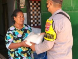 Kapolres KSB Bagikan Sembako Kepada Warga Kurang Mampu dan Lanjut Usia