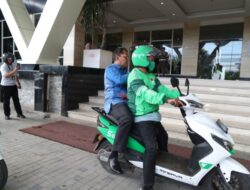 Konsisten Gunakan Ojol, Wali Kota Danny Naik Grab Menuju Lokasi Rakernis