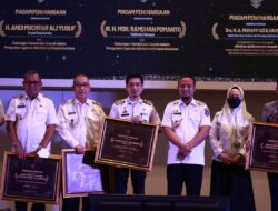 Kadis Dukcapil Wakili Pemkot Makassar Terima Penghargaan dari Disdukcapil Provinsi Sulsel