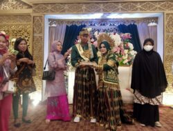 Unik, Pasangan Sejoli Laskar Pelangi Makassar Di Penuhi Karangan Bunga