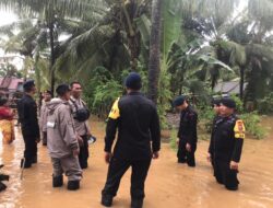 Quick Response, Brimob Polda NTB Bantu Korban Banjir di Desa Mertak Kuta Mandalika