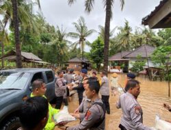 Kapolres Loteng Turun Langsung Bantu Warga Terdampak Banjir Di Pujut