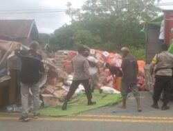 Polisi Di Plampang Lakukan Evakuasi Truk Yang Alami Kecelakaan Tunggal