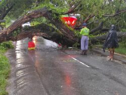 Intensitas Cuaca Ekstrem Polres Sumbawa Barat Berikan Imbauan agar Berhati-hati dan Waspada