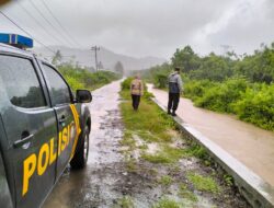 Patroli Daerah Rawan Banjir, Anggota Polsek maluk Melakukan Hal Ini