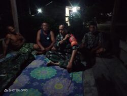 Berikan Rasa Aman Kepada Warga, Babinsa 1427-01/Pky dan Tim BPBD Pasangkayu Bermalam di Lokasi Air Meluap