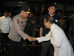 Kapolda NTB, Berikan Bingkisan Pada Personel di Pos Pengaman Nataru .