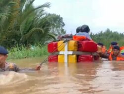 Aksi Sigap Tim SAR Brimob Evekuasi Warga Terdampak Banjir di Makassar