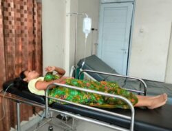 Anggota Polsek Selong Bantu Perempuan Yang Sedang Pingsan Untuk Dibawa Ke Puskesmas