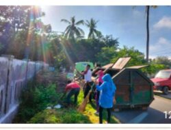 Pemerintah Kelurahan Menala Bersama Bhabinkamtibmas Gelar Gotong Royong Bersihkan Sekitar Pemakaman Tabola 1